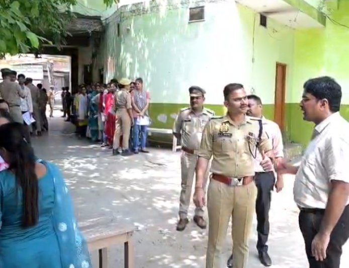 Sambhal: यूपी पुलिस भर्ती परीक्षा: 1801 अभ्यर्थी रहे अनुपस्थित, परीक्षार्थियों ने कहा- पेपर रहा ‘ईज़ी टू मॉडरेट’, सफलता की पूरी उम्मीद