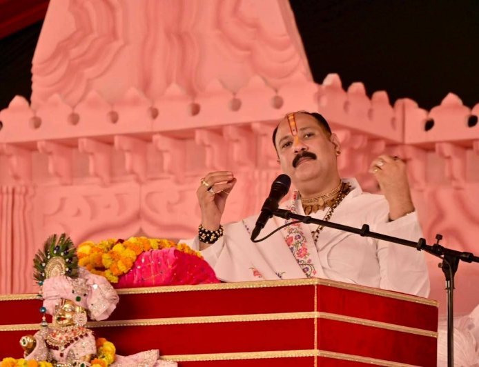Ballia: दिव्य शिव महापुराण कथा का हुआ शुभारंभ, कथावाचक प्रदीप मिश्रा ने बलिया की पावन धरती को किया नमन