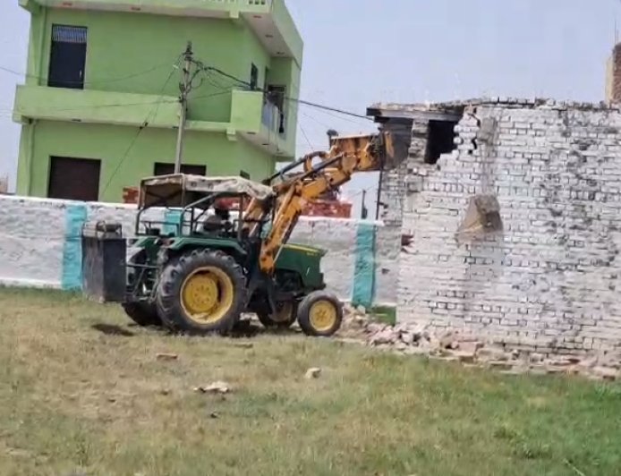 Sambhal: सरकारी रास्ते पर बनी ईदगाह की अवैध दीवार पर चला बुलडोजर, प्रशासन ने कोठरी भी कराई ध्वस्त