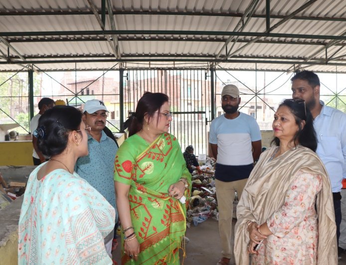 Hathras: एमआरएफ सेंटर का पालिकाध्यक्ष ने किया औचक निरीक्षण, ठोस अपशिष्ट प्रबंधन और कचरा पृथक्करण व्यवस्था का लिया जायजा