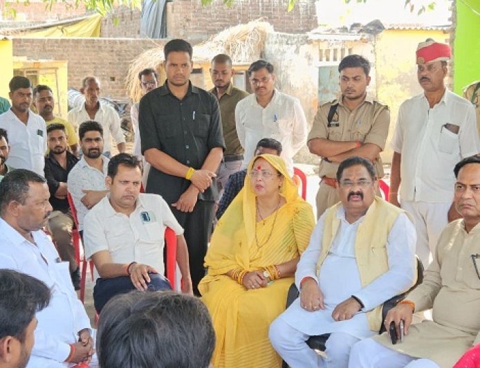 Hardoi: जिला पंचायत अध्यक्ष प्रेमावती ने सदस्य लालाराम राजपूत के आवास पहुंचकर जाना कुशलक्षेम