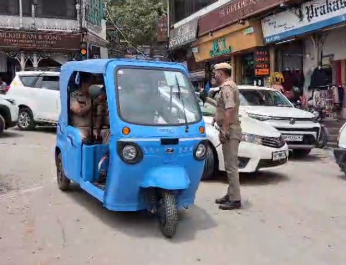 Mussoorie: मसूरी में जाम से राहत की नई पहल: चढ़ाई पर सफल रहा ई-रिक्शा ट्रायल, जल्द शुरू होगी शटल सेवा