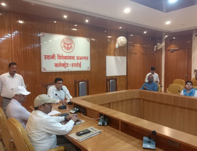 Hardoi: जनहित मामलों में देरी बर्दाश्त नहीं: समीक्षा बैठक में एडीएम का सख्त रुख, एसडीओ सिंचाई पर कार्रवाई के निर्देश