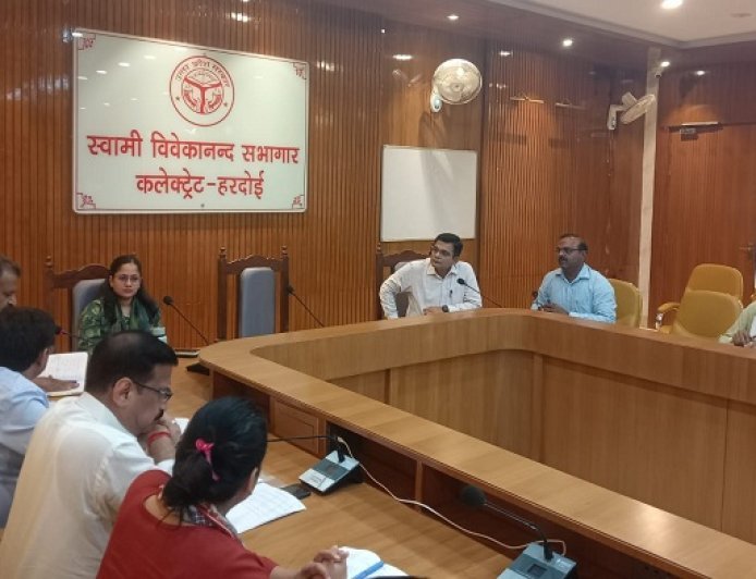 Hardoi: मुख्य विकास अधिकारी की अध्यक्षता मे हुई मुख्यमंत्री युवा उद्यमी योजना की बैठक