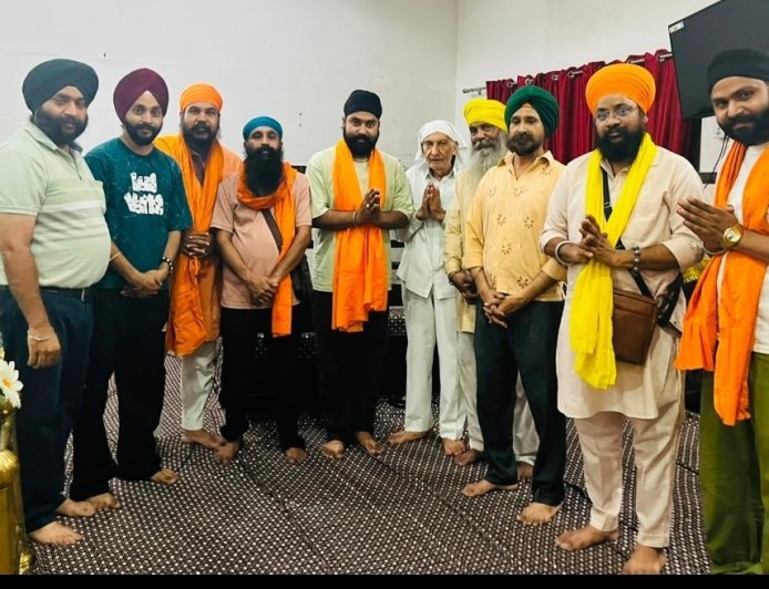 Deoband : नूरपुर से मणिकरण साहिब जा रहे सिख श्रद्धालुओं का देवबंद में भव्य स्वागत