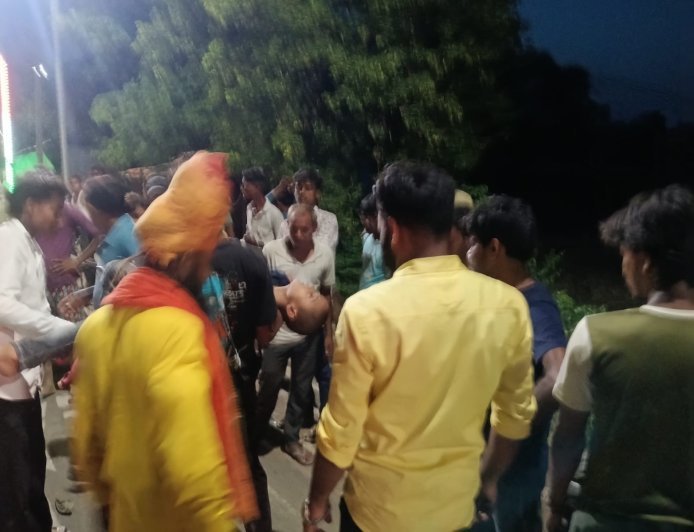 Sitapur : खैराबाद में तेज रफ्तार कार की टक्कर से बाइक सवार आठ वर्षीय बच्चा घायल