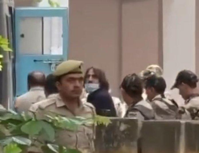 Deoband : डॉक्टर पर हमले के मामले में कुख्यात गैंगस्टर नीरज बवाना की देवबंद कोर्ट में पेशी, छावनी में बदला कचहरी परिसर