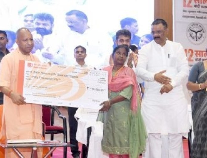 Varanasi : मुख्यमंत्री योगी आदित्यनाथ ने वाराणसी में लाभार्थियों को सौंपे स्वीकृति पत्र, चेक और चाबियां