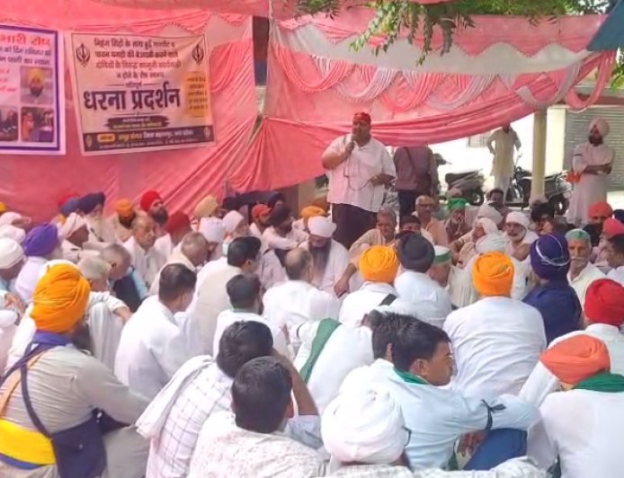 Deoband: निहंग सिंद्यों की हमलावरों की गिरफतारी न होने के विरोध में समूह संगत ने दिया धरना