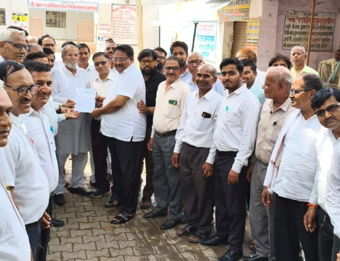 Hathras: निबंधन कार्यालयों के निजीकरण के विरोध में तीसरे दिन भी हड़ताल जारी, एसडीएम को सौंपा ज्ञापन