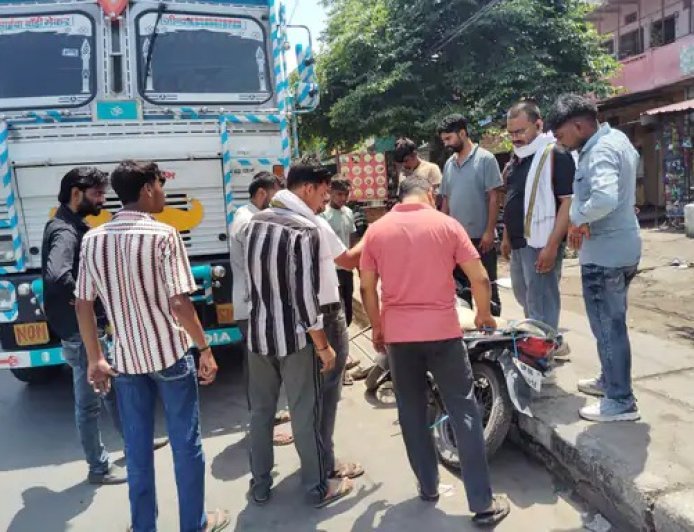 Hathras: बेकाबू ट्रक ने खड़ी बाइक को मारी टक्कर हजारों का नुकसान
