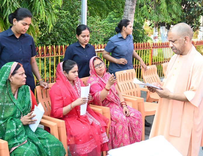 जनता दर्शन में CM योगी का भरोसा: हर जरूरतमंद को मिलेगा न्याय, हर समस्या का होगा समाधान