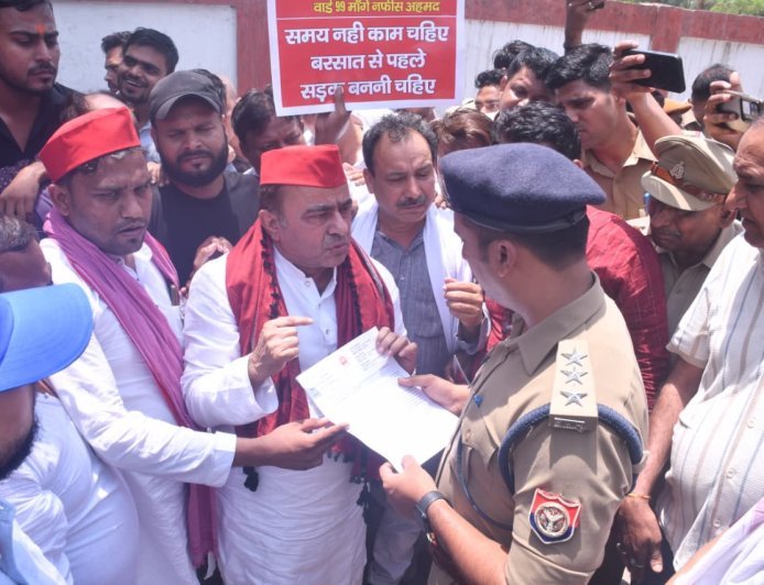 सड़क के गड्ढे में उतरे सपा विधायक हसन रूमी, भाजपा सरकार के खिलाफ किया अनोखा प्रदर्शन