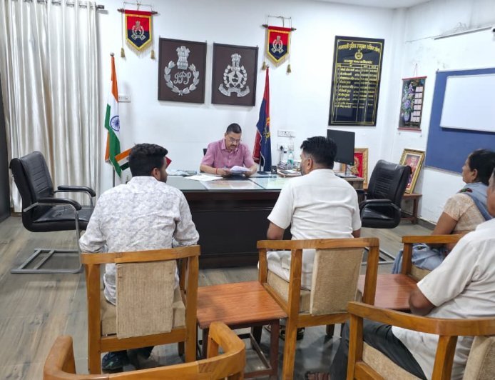 जन-सुनवाई के दौरान उपस्थित नागरिकों की शिकायतें सुनी गईं