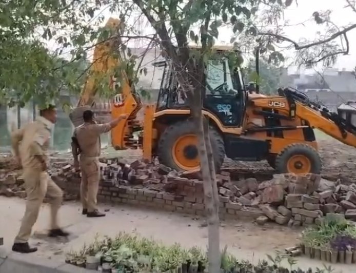 सम्भल में करोड़ों की जमीन पर विवाद ने पकड़ा तूल, विधायक की बहन और कारोबारी आमने-सामने, पुलिस ने रुकवाया निर्माण कार्य