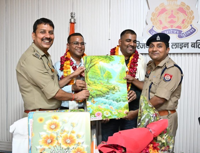 Ballia : दो क्षेत्राधिकारियों का तबादला, पुलिस अधीक्षक ने विदाई समारोह में स्मृति चिह्न देकर सम्मान किया