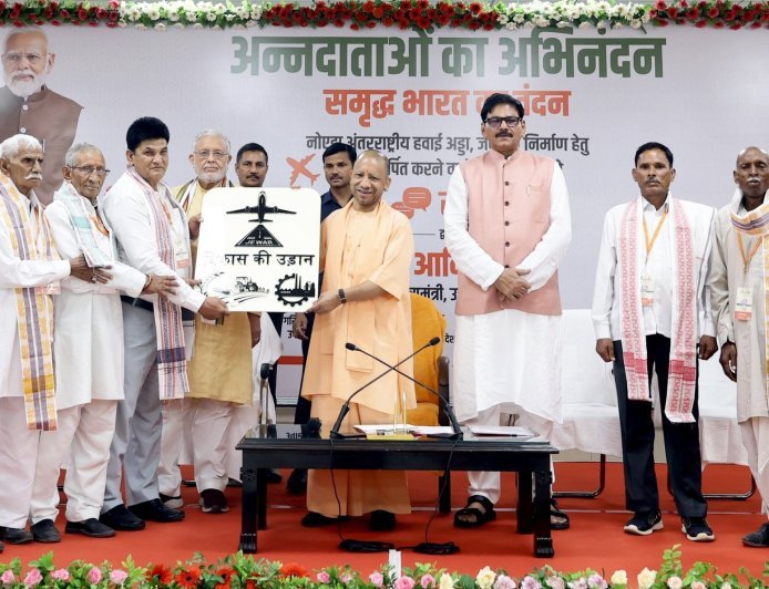 Lucknow : योगी सरकार की बड़ी उपलब्धि, नोएडा इंटरनेशनल एयरपोर्ट से शुरू हुईं उड़ानें