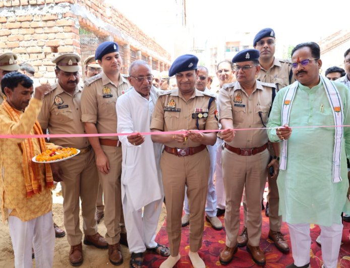 Hathras : हाथरस के हसायन थाने में बनी नई पुलिस बैरक का पुलिस अधीक्षक ने किया उद्घाटन