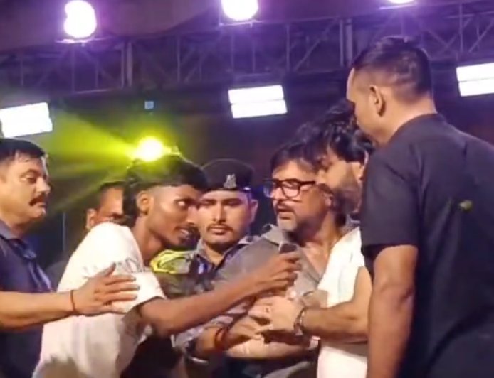 Ballia : जन्मदिन समारोह के दौरान भोजपुरी स्टार पवन सिंह और रवि किशन को देखने उमड़ी भीड़ बेकाबू, पुलिस ने भांजी लाठियाँ