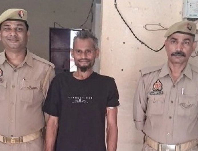 मिर्जापुर कलेक्ट्रेट परिसर में पुलिस की वर्दी पहनकर रौब झाड़ता दबोचा गया फर्जी सब-इंस्पेक्टर, जिला मुख्यालय पर मचा भारी हड़कंप