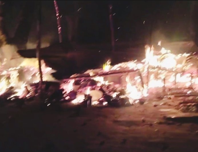 Sitapur : नैमिषारण्य के चक्रतीर्थ मार्ग पर देर रात लगी भीषण आग, तीन दुकानें जलकर राख होने से लाखों का नुकसान