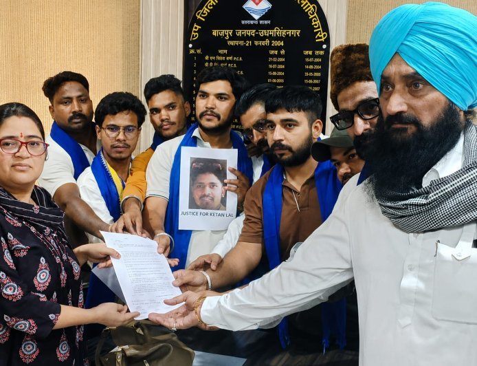 Bajpur : उत्तराखंड में विभिन्न समुदायों पर बढ़ते उत्पीड़न के खिलाफ भीम आर्मी और आजाद समाज पार्टी का प्रदर्शन, राष्ट्रपति को भेजा ज्ञापन