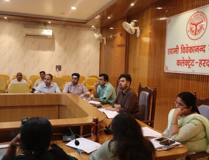 Hardoi : जिलाधिकारी ने स्थानीय निकायों के विकास कार्यों की समीक्षा की, जनहित की सुविधाओं को समय पर पूरा करने के निर्देश