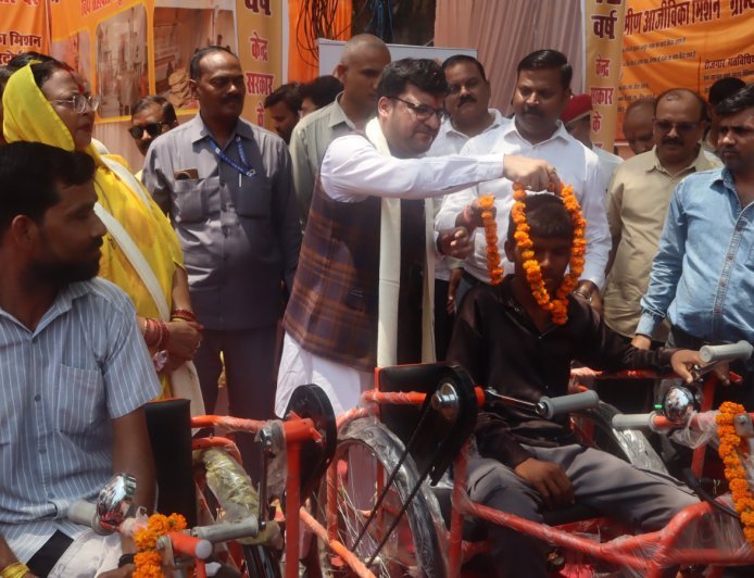 Hardoi : गांधी भवन में केंद्र सरकार के 12 वर्ष पूरे होने पर विकास प्रदर्शनी शुरू, राज्य मंत्री ने बांटे ट्रैक्टर और ट्राई साइकिल