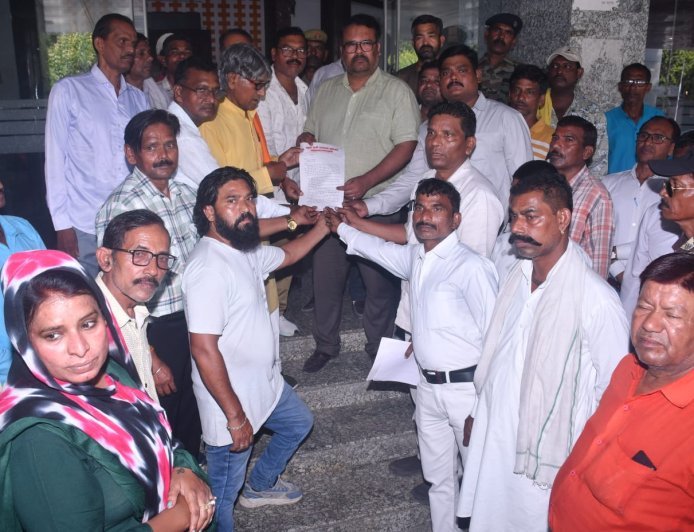 Kanpur : चतुर्थ श्रेणी कर्मचारी यूनियन ने अपर नगर आयुक्त को सौंपा मुख्यमंत्री के नाम ज्ञापन, संविदा कर्मियों को पक्का करने सहित कई मांगें शामिल