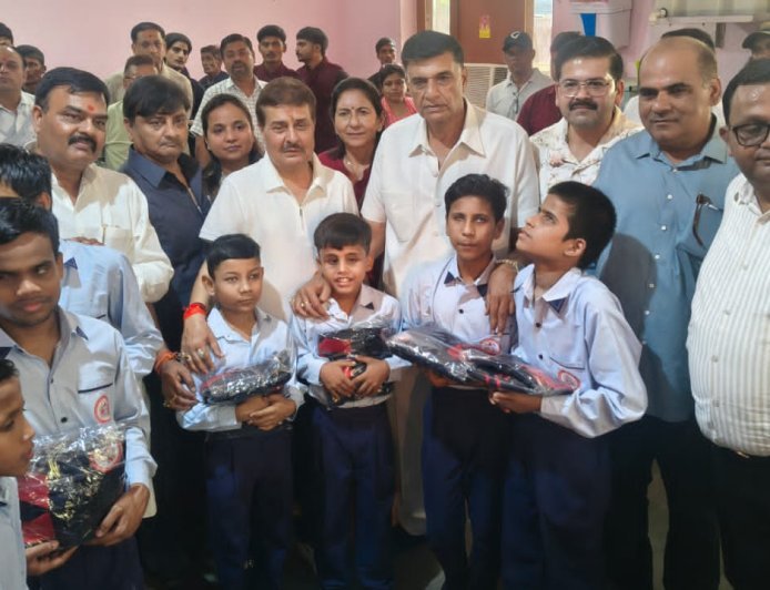 Kanpur : कानपुर अंध विद्यालय में 100 दृष्टिबाधित बच्चों को बांटे गए ट्रैकसूट, संस्था ने दिया हर संभव मदद का भरोसा