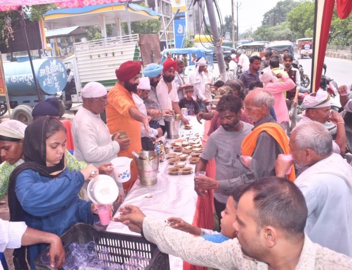 Kanpur : गुरू अरजन देव जी के शहीदी दिवस पर गुरुद्वारा बाबा नामदेव जी में विशेष समागम, राहगीरों को बांटा शर्बत और प्रसाद