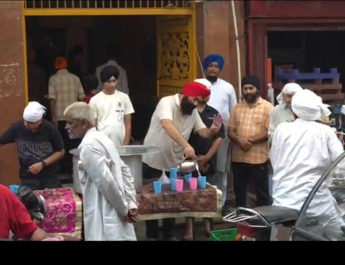Deoband : देवबंद के गुरुद्वारे में मनाया गया गुरु अरजन देव जी का शहीदी पर्व, राहगीरों को पिलाया मीठा शर्बत