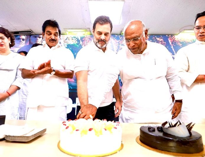 लोकसभा में नेता प्रतिपक्ष राहुल गांधी 56 वर्ष के हुए, दिल्ली स्थित कांग्रेस मुख्यालय में वरिष्ठ नेताओं संग केक काटकर मनाया जन्मदिन