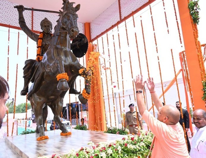 मुख्यमंत्री ने किया वीरांगना झलकारी बाई की अश्वारोही प्रतिमा का अनावरण, सीएम के हाथों चेक, चाबी, स्वीकृति पत्र पाकर प्रफुल्लित हुए लाभार्थी  