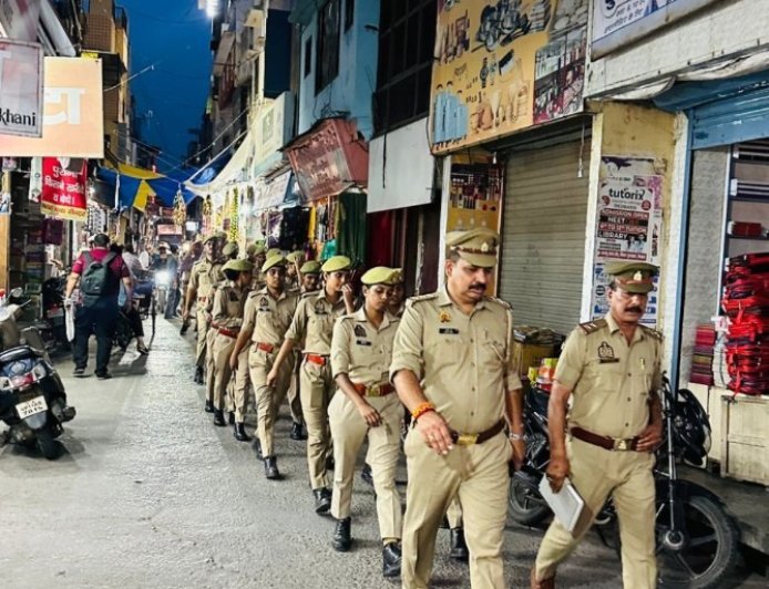 Deoband : कोतवाल ने देवबंद में सुरक्षा व्यवस्था मजबूत करने के लिए की पैदल गश्त