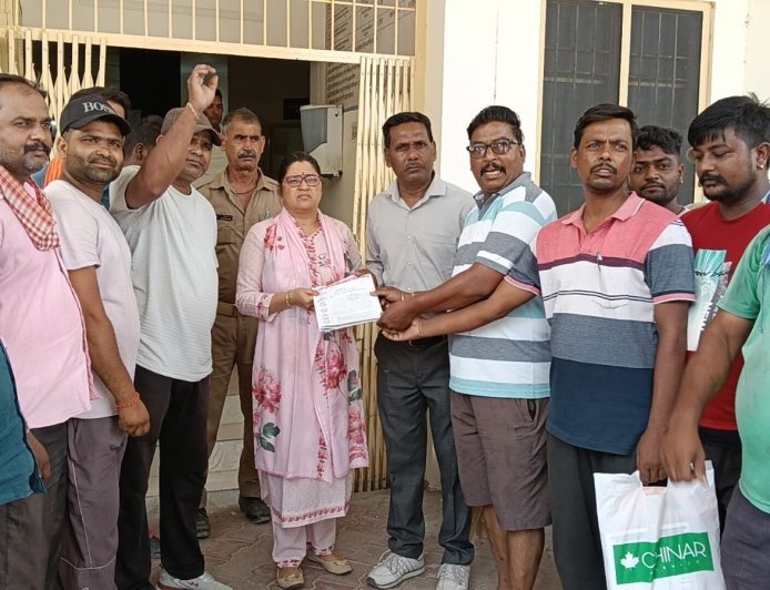 Bajpur : ठेका प्रथा खत्म करने के लिए सफाई कर्मचारियों ने एसडीएम को सौंपा ज्ञापन