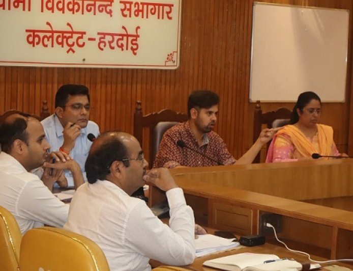Hardoi: राजस्व वसूली में लापरवाही पर सख्त डीएम अनुनय झा, लक्ष्य पूरा न करने वाले अधिकारियों पर होगी कार्रवाई