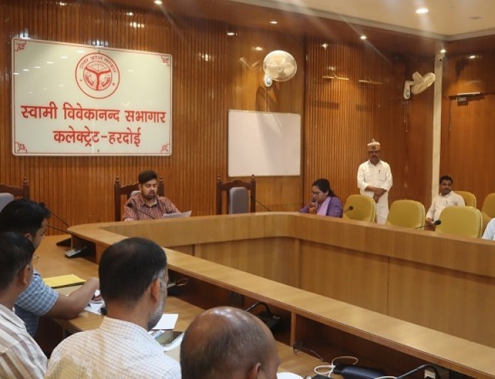 Hardoi: जिलाधिकारी ने पीएम सूर्य घर योजना की समीक्षा की, लंबित प्रकरणों के शीघ्र निस्तारण के दिए निर्देश