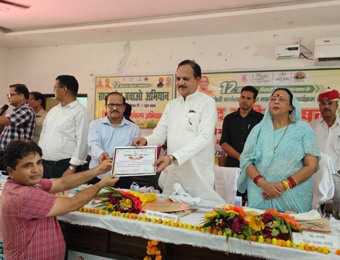 Hardoi: प्राकृतिक कृषि कार्यशाला में शामिल हुए विधायक माधवेन्द्र प्रताप सिंह, प्रगतिशील किसानों को किया सम्मानित
