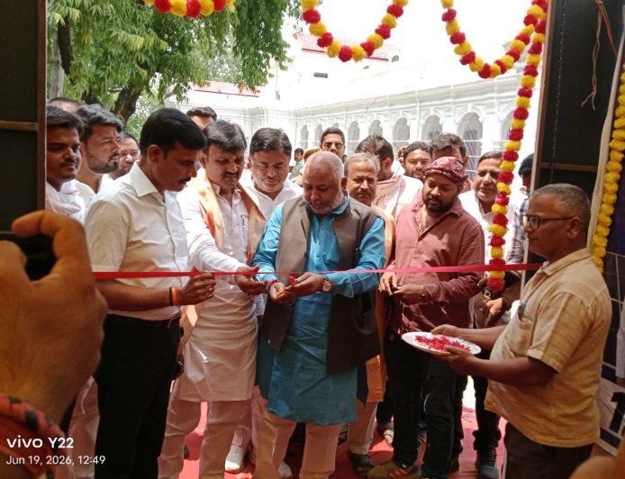Ballia : बलिया में सूचना विभाग की तीन दिवसीय विकास प्रदर्शनी शुरू, परिवहन मंत्री ने किया उद्घाटन