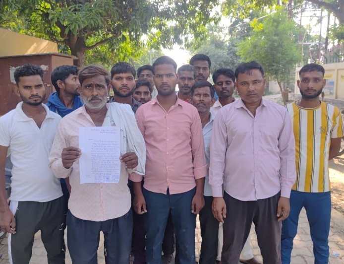 Sitapur : मिश्रिख के नेवदिया गांव में छह दिनों से बिजली ठप, ग्रामीणों ने पावर हाउस का किया घेराव
