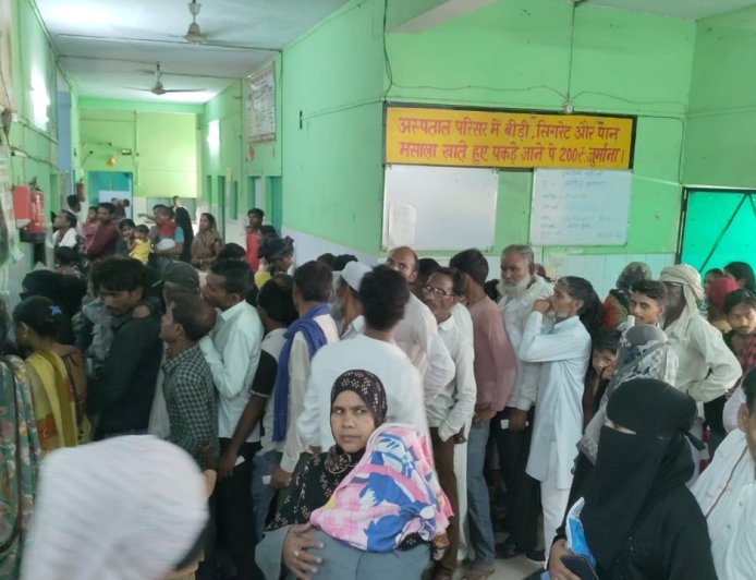 Sitapur : लहरपुर सीएचसी में डॉक्टरों की कमी से मरीज बेहाल, मात्र दो चिकित्सकों के भरोसे अस्पताल