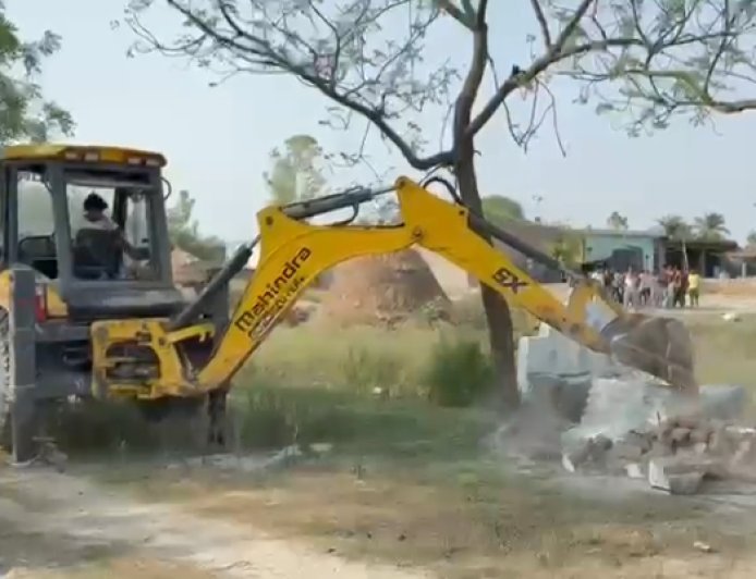 Sambhal : सम्भल में बुलडोजर का एक्शन- ग्राम समाज की 7 बीघा जमीन कब्जामुक्त, अवैध मजारें ध्वस्त