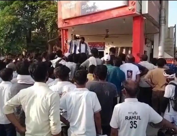 Deoband : खेत में ट्यूबवेल पर मिला युवक का शव, शिनाख्त से पहले मोर्चरी भेजने पर पुलिस चौकी पर ग्रामीणों का भारी हंगामा