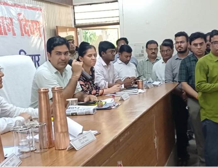 Sambhal : संपूर्ण समाधान दिवस में गुटखा चबाते मिले जिला चकबंदी अधिकारी, डीएम ने मौके पर लगाया 200 रुपये का जुर्माना