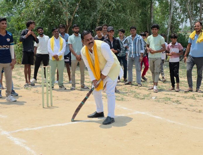Sitapur : चैरेताली चैंपियन ट्रॉफी क्रिकेट टूर्नामेंट का हुआ भव्य आगाज, ग्रामीण प्रतिभाओं को मिलेगा मंच