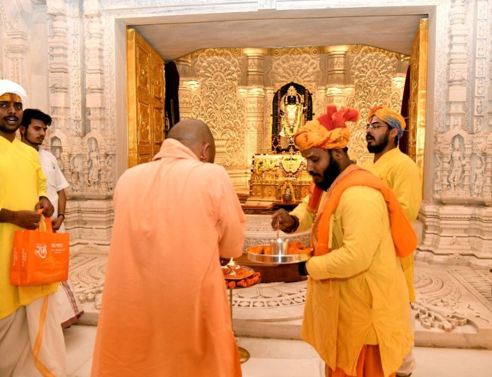 Ayodhya : रामनगरी पहुंचे मुख्यमंत्री ने संकटमोचन और रामलला के चरणों में टेका माथा, संतों का जाना हालचाल