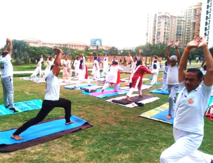 Hardoi International Yoga Day: हरदोई में अंतरराष्ट्रीय योग दिवस पर सामूहिक योगाभ्यास, अमित चौहान ने दैनिक जीवन में योग अपनाने की अपील की