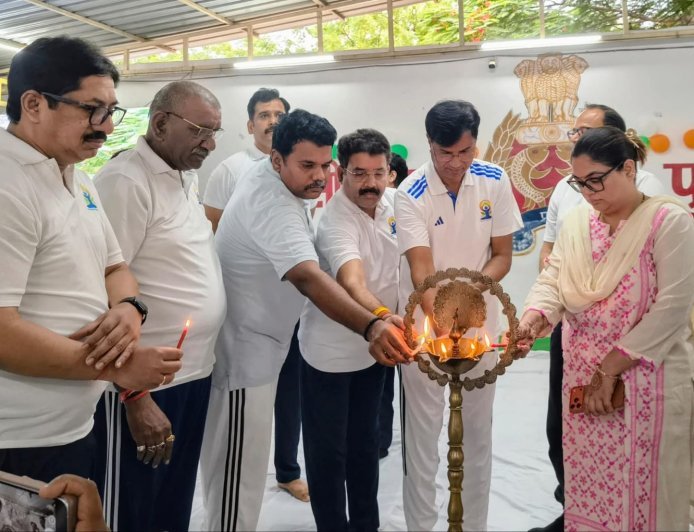 Sitapur : सीतापुर में 12वें अंतर्राष्ट्रीय योग दिवस पर योगाभ्यास कार्यक्रमों का भव्य आयोजन