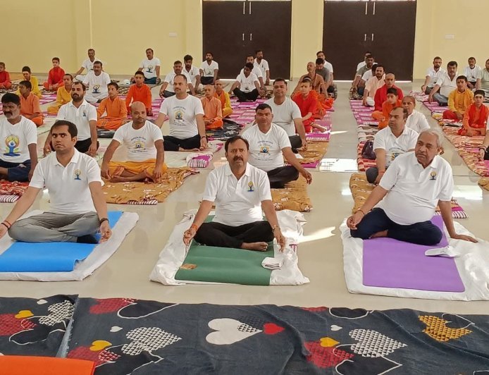 Sitapur : नैमिषारण्य में 'स्वस्थ आयु के लिए योग' थीम पर मनाया गया अंतर्राष्ट्रीय योग दिवस